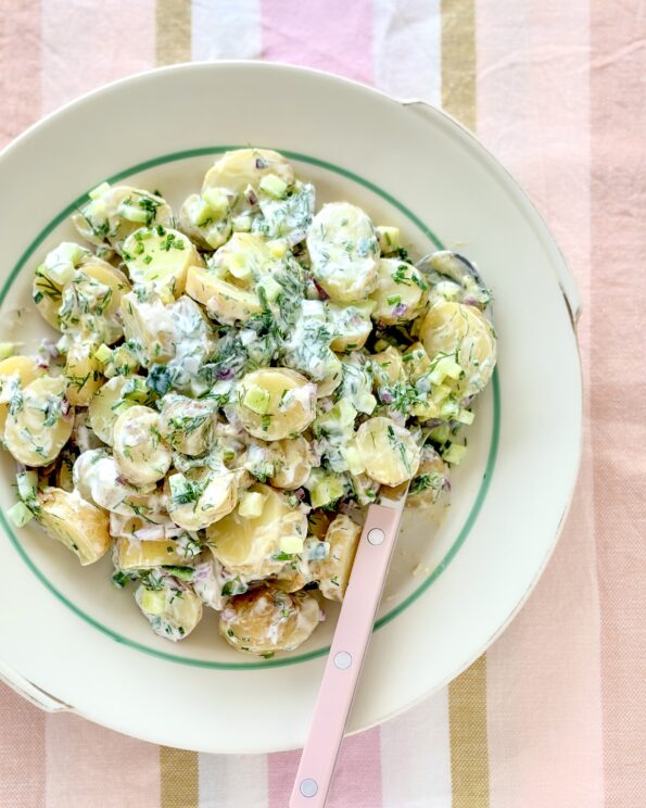 Klassisk kartoffelsalat med agurk og masser af urter