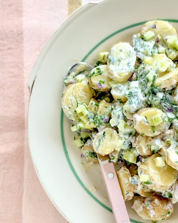 Klassisk kartoffelsalat med agurk og masser af urter