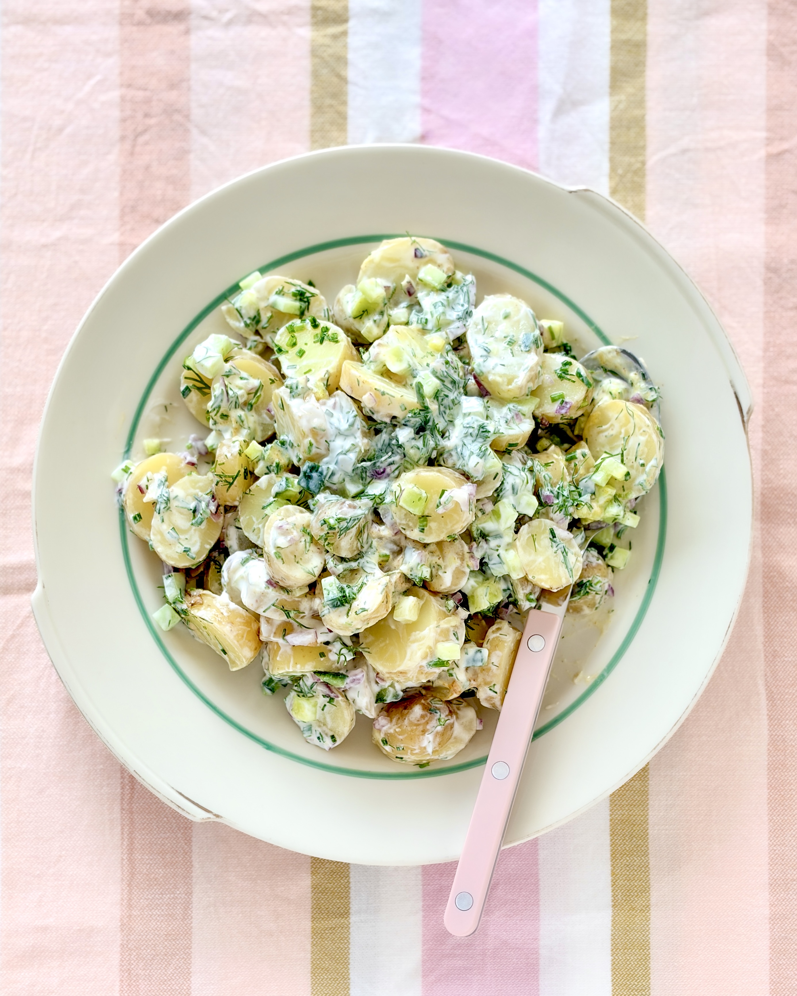 Klassisk kartoffelsalat med agurk og masser af urter
